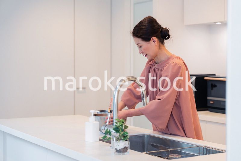 キッチンで料理をするシニアの女性