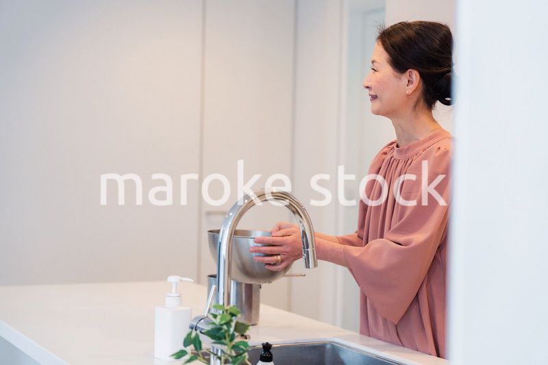 キッチンで料理をするシニアの女性