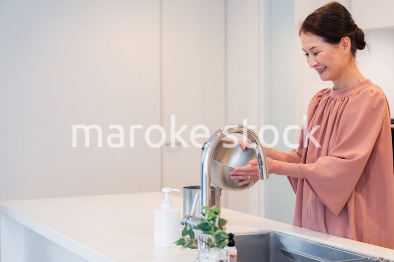 キッチンで料理をするシニアの女性