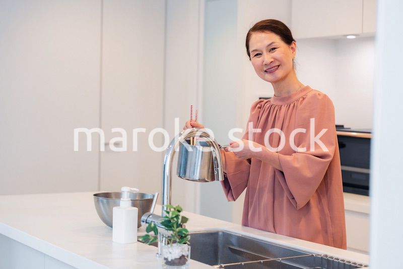 キッチンで料理をするシニアの女性