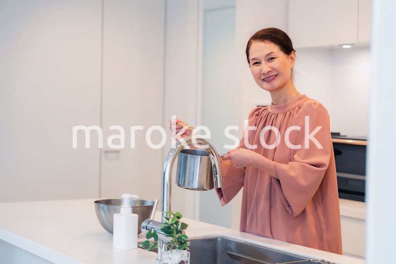 キッチンで料理をするシニアの女性