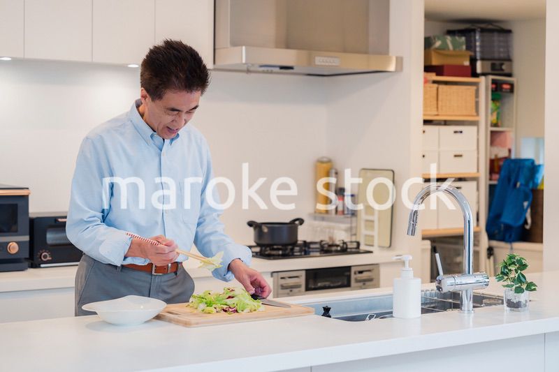 料理をするシニアの男性