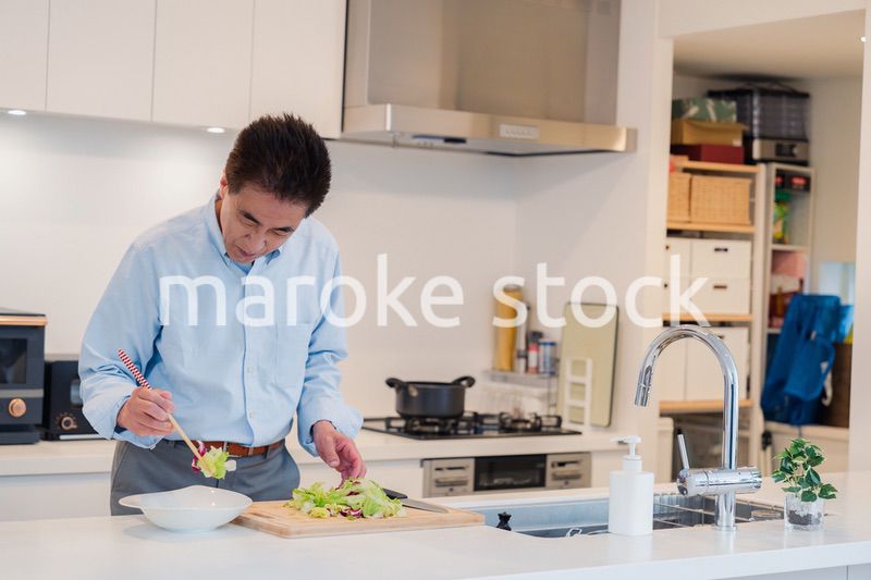 料理をするシニアの男性