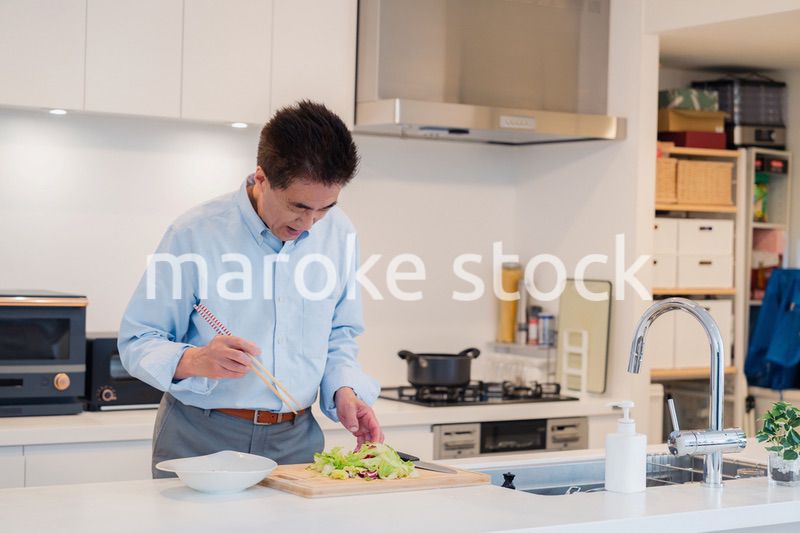 料理をするシニアの男性