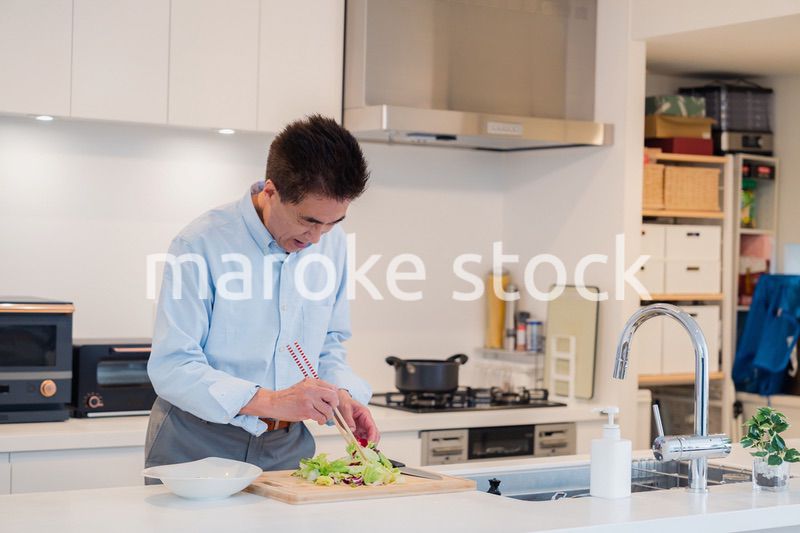 料理をするシニアの男性