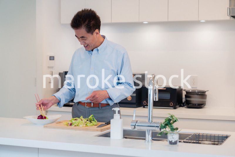 料理をするシニアの男性