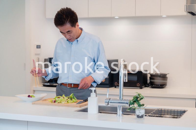 料理をするシニアの男性