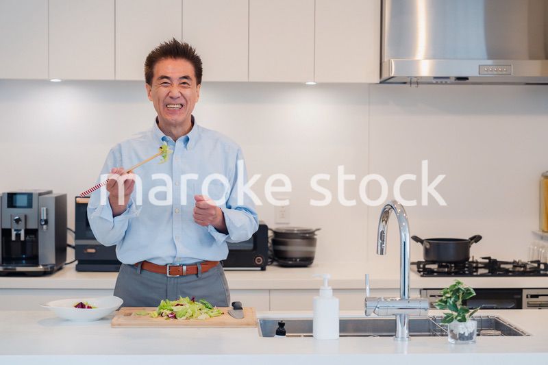 料理をするシニアの男性
