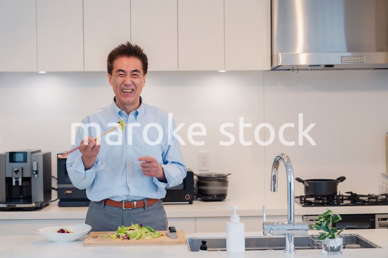 料理をするシニアの男性