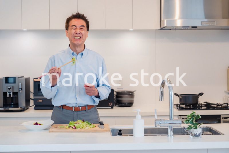 料理をするシニアの男性