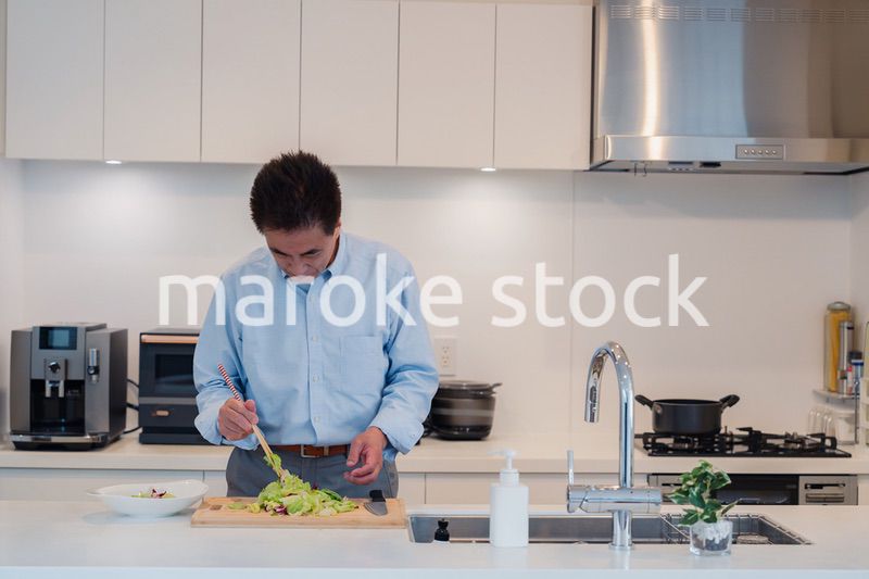料理をするシニアの男性