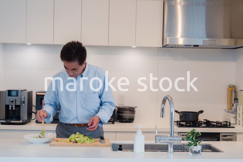 料理をするシニアの男性