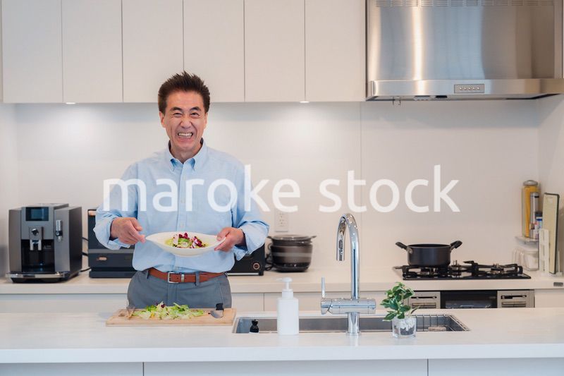 料理をするシニアの男性