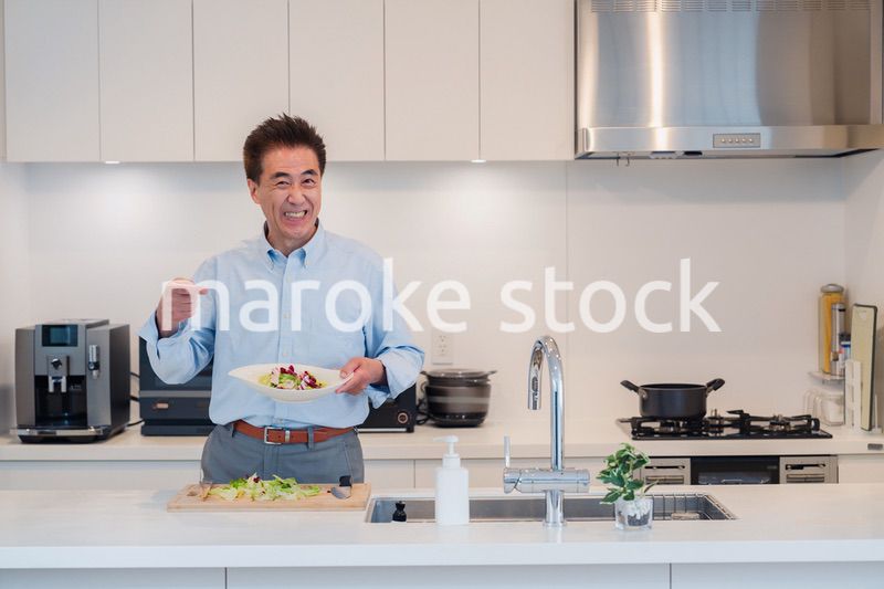 料理をするシニアの男性
