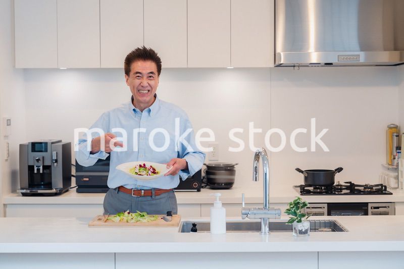 料理をするシニアの男性