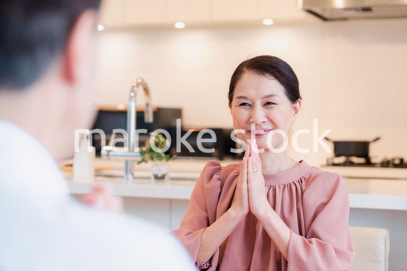 いただきますをするシニアの女性