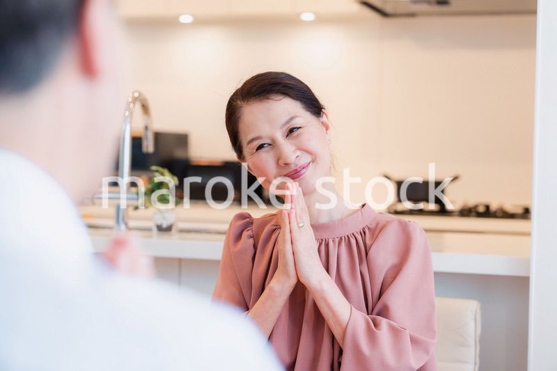 いただきますをするシニアの女性