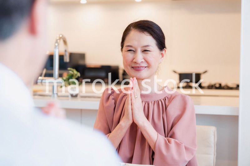 いただきますをするシニアの女性