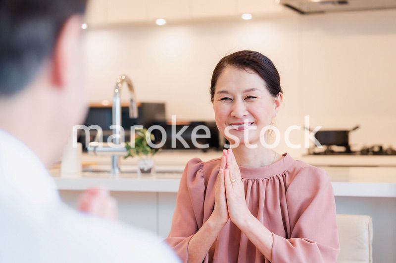 いただきますをするシニアの女性