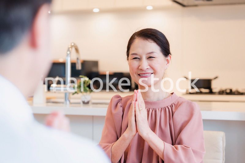 いただきますをするシニアの女性