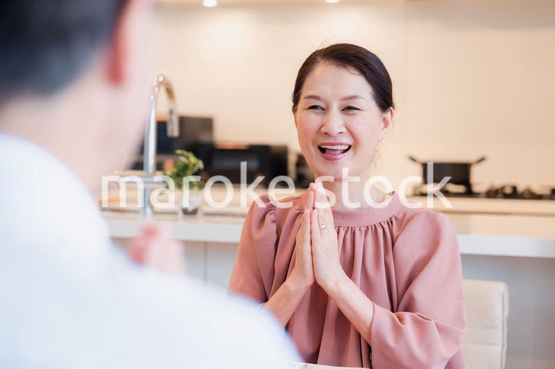 いただきますをするシニアの女性