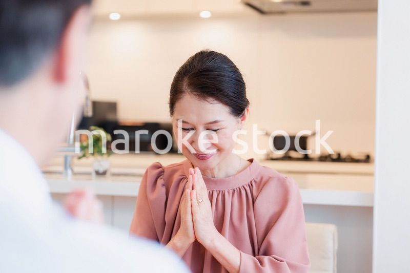 いただきますをするシニアの女性