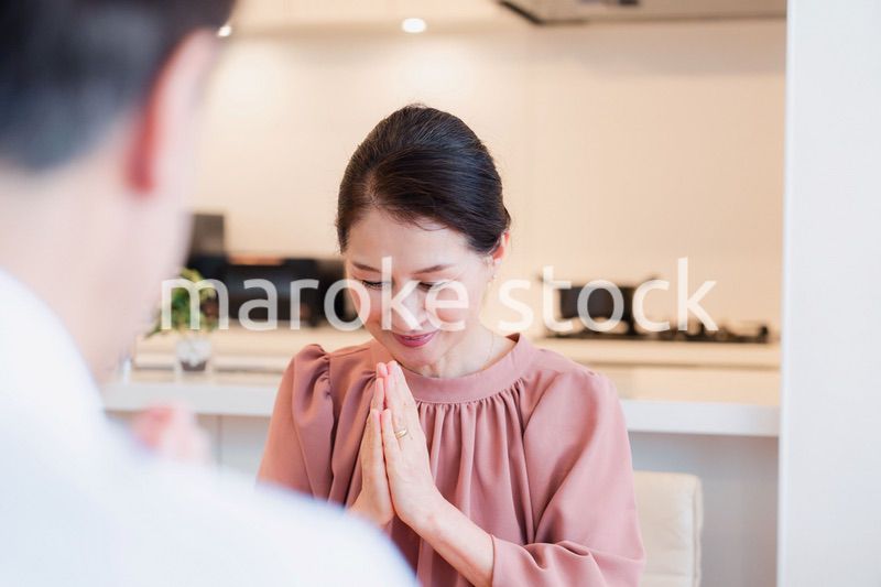 いただきますをするシニアの女性