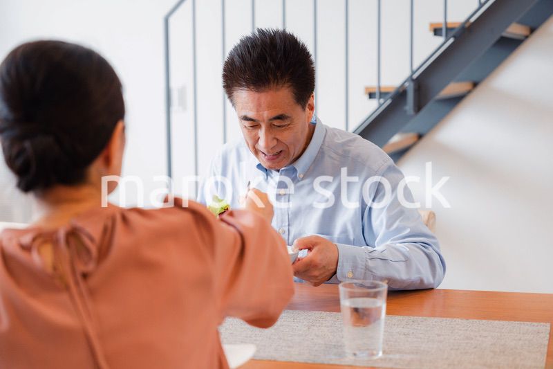 夫婦で食事を楽しむ高齢カップル