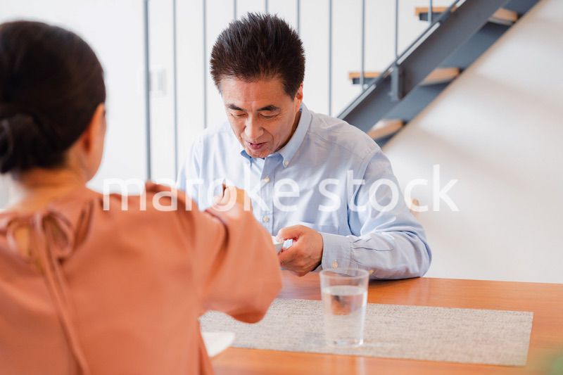 夫婦で食事を楽しむ高齢カップル