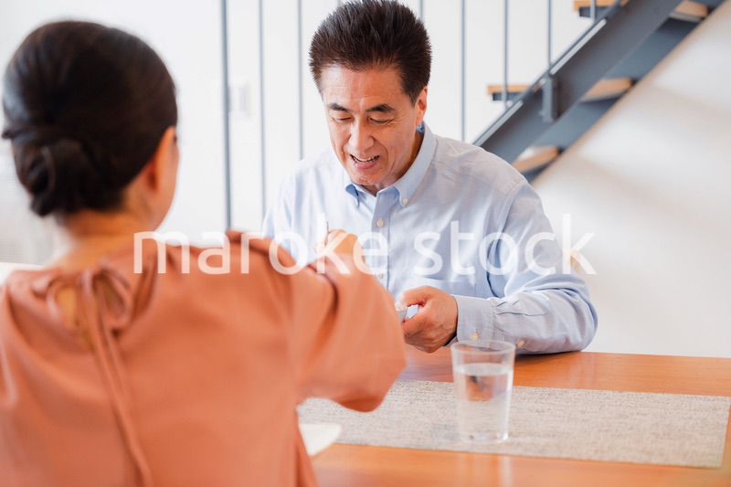 夫婦で食事を楽しむ高齢カップル