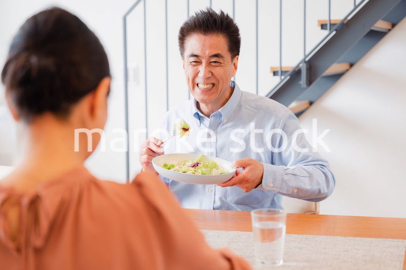 夫婦で食事を楽しむ高齢カップル