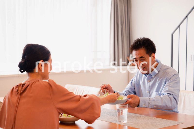 夫婦で食事を楽しむ高齢カップル