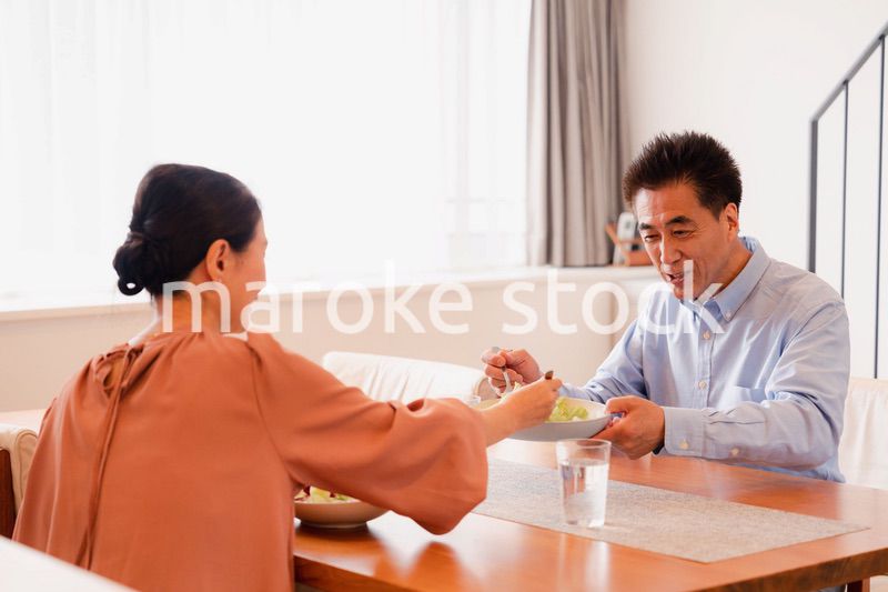 夫婦で食事を楽しむ高齢カップル