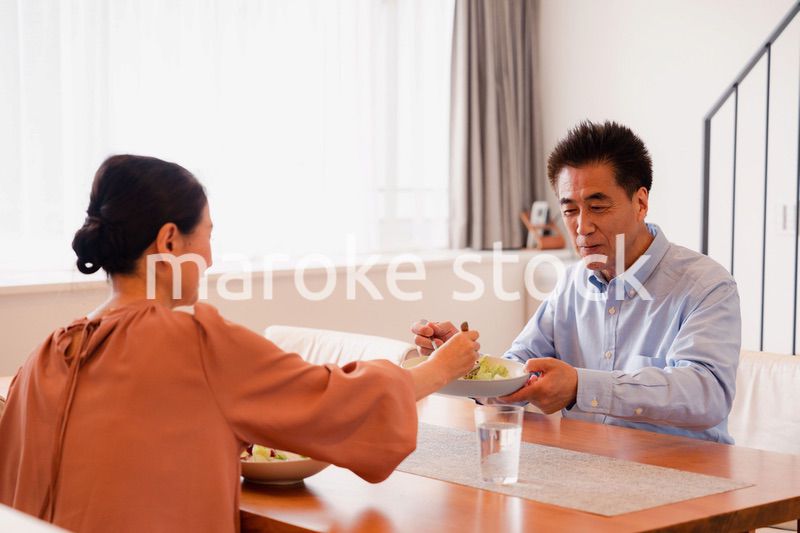 夫婦で食事を楽しむ高齢カップル