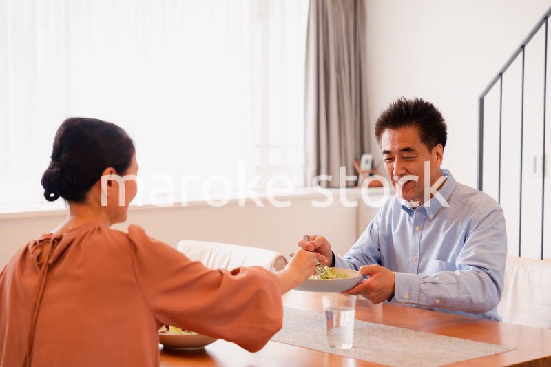 夫婦で食事を楽しむ高齢カップル