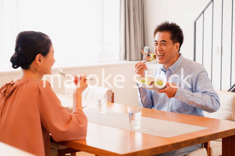 夫婦で食事を楽しむ高齢カップル