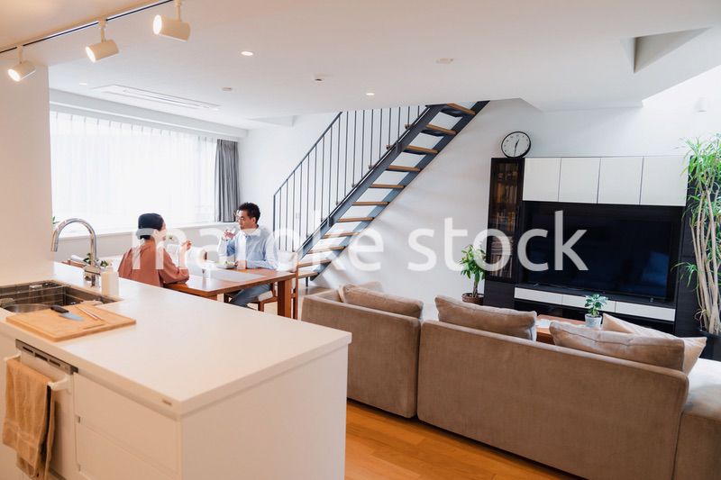 夫婦で食事を楽しむ高齢カップル