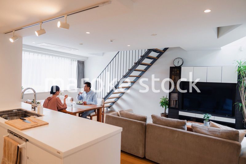 夫婦で食事を楽しむ高齢カップル