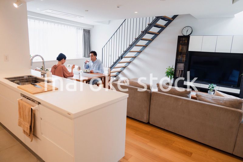 夫婦で食事を楽しむ高齢カップル