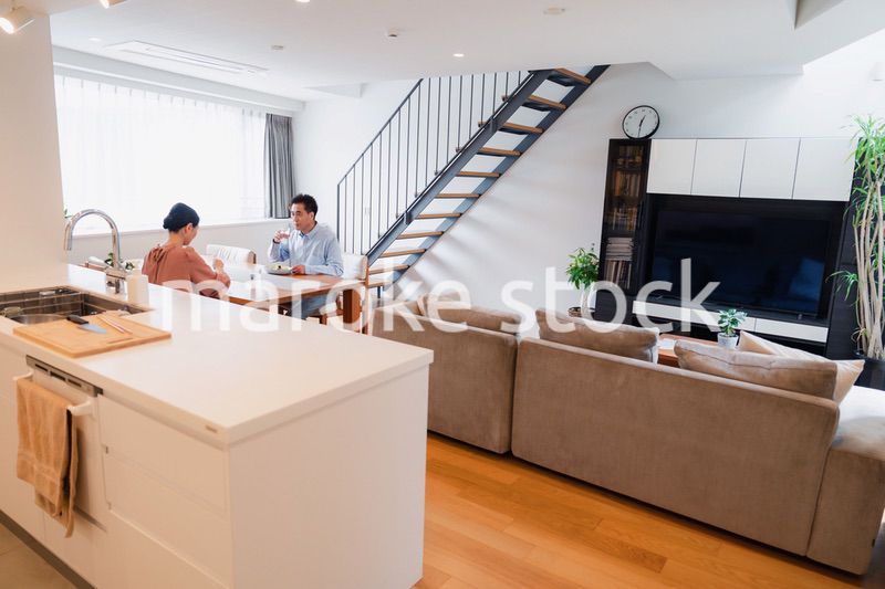 夫婦で食事を楽しむ高齢カップル