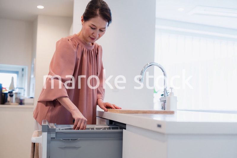 ビルトイン食洗機を使うシニアの女性