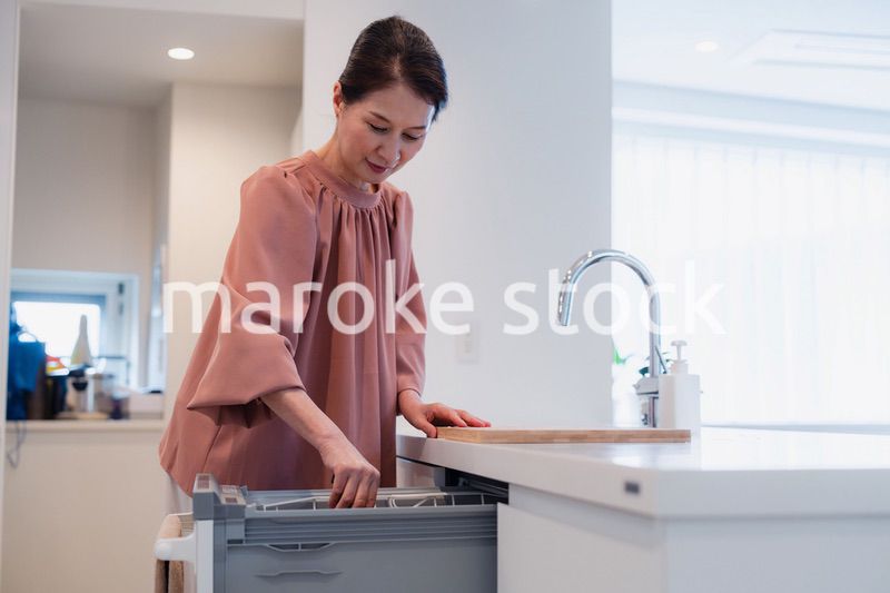 ビルトイン食洗機を使うシニアの女性