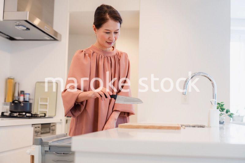 ビルトイン食洗機を使うシニアの女性