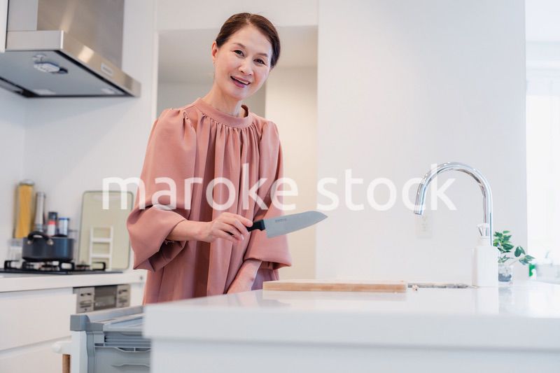 ビルトイン食洗機を使うシニアの女性