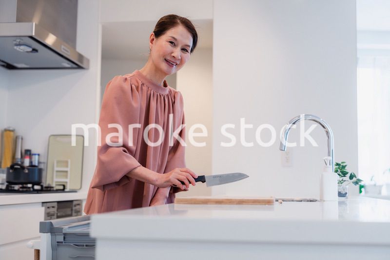 ビルトイン食洗機を使うシニアの女性