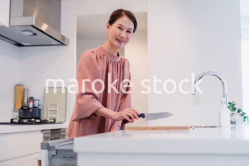 ビルトイン食洗機を使うシニアの女性