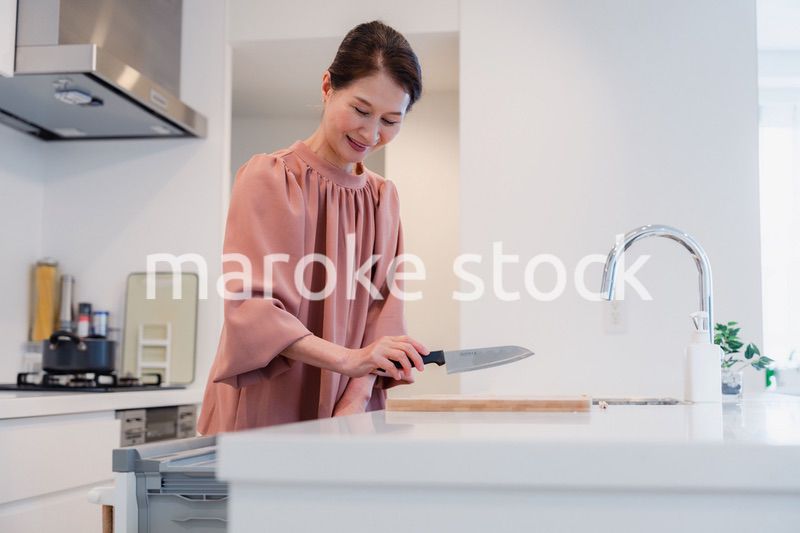 ビルトイン食洗機を使うシニアの女性