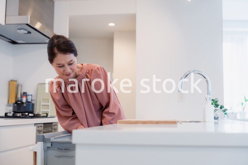 ビルトイン食洗機を使うシニアの女性