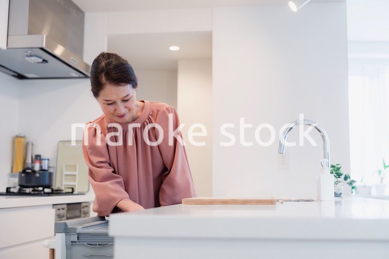 ビルトイン食洗機を使うシニアの女性