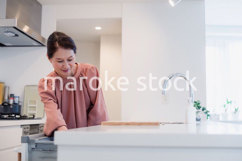 ビルトイン食洗機を使うシニアの女性